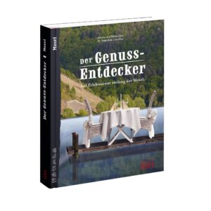 Das gebundene Buch "Der Genuss-Entdecker: Mosel" zeigt auf dem Cover eine gedeckte Tafel für zwei am Moselufer, umgeben von Weinbergen und grünen Hügeln.