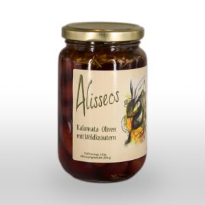 Ein Glasgefäß mit der Aufschrift "Alisseos Kalamata Oliven mit Wildkräutern", das Kalamata-Oliven mit Wildkräutern enthält und mit einem goldenen Deckel verschlossen ist.