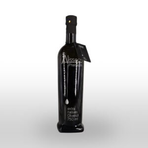 Eine dunkle Glasflasche mit der Aufschrift "Alisseos Premium extra natives Olivenöl 750 ml" mit einem schwarzen Verschluss und einem Etikett auf einem schlichten weißen Hintergrund.