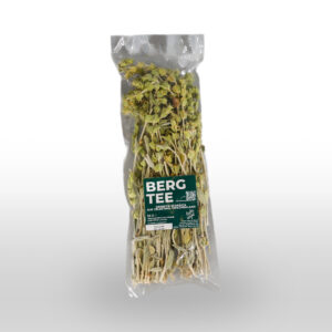Eine durchsichtige Plastiktüte mit getrockneten Bergteekräutern und der Aufschrift "Berg Tee" mit grüner und weißer Verpackung.
