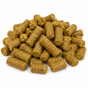 Bio-Goldleinpellets, ein Tierfutter in Form von braunen Zylindern, ist in einem Haufen auf weißem Hintergrund abgebildet.