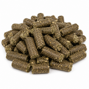 Ein Haufen zylindrischer, dunkelbrauner Bio-Hanfpellets liegt auf weißem Grund; diese organischen Pellets werden üblicherweise als Tierfutter oder Düngemittel verwendet.