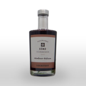 Eine Glasflasche von Hoffmanns Essigmanufaktur Himbeer-Balsam mit klarem Etikett und schwarzem Verschluss, fotografiert auf weißem Hintergrund.