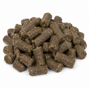 Eine Gruppe von zylindrischen, dunkelbraunen Bio-Leinpellets auf weißem Hintergrund.