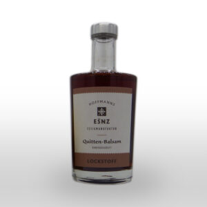 Eine Glasflasche mit der Aufschrift "Hoffmanns Essenz Quitten-Balsam" und einem Korkverschluss, die eine dunkle Flüssigkeit enthält, ist vor einem weißen Hintergrund abgebildet.