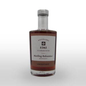 Eine Glasflasche Hoffmanns Essigmanufaktur Riesling-Balsamico-Essig mit klarem Etikett und versiegeltem Verschluss, fotografiert vor einem schlichten weißen Hintergrund.