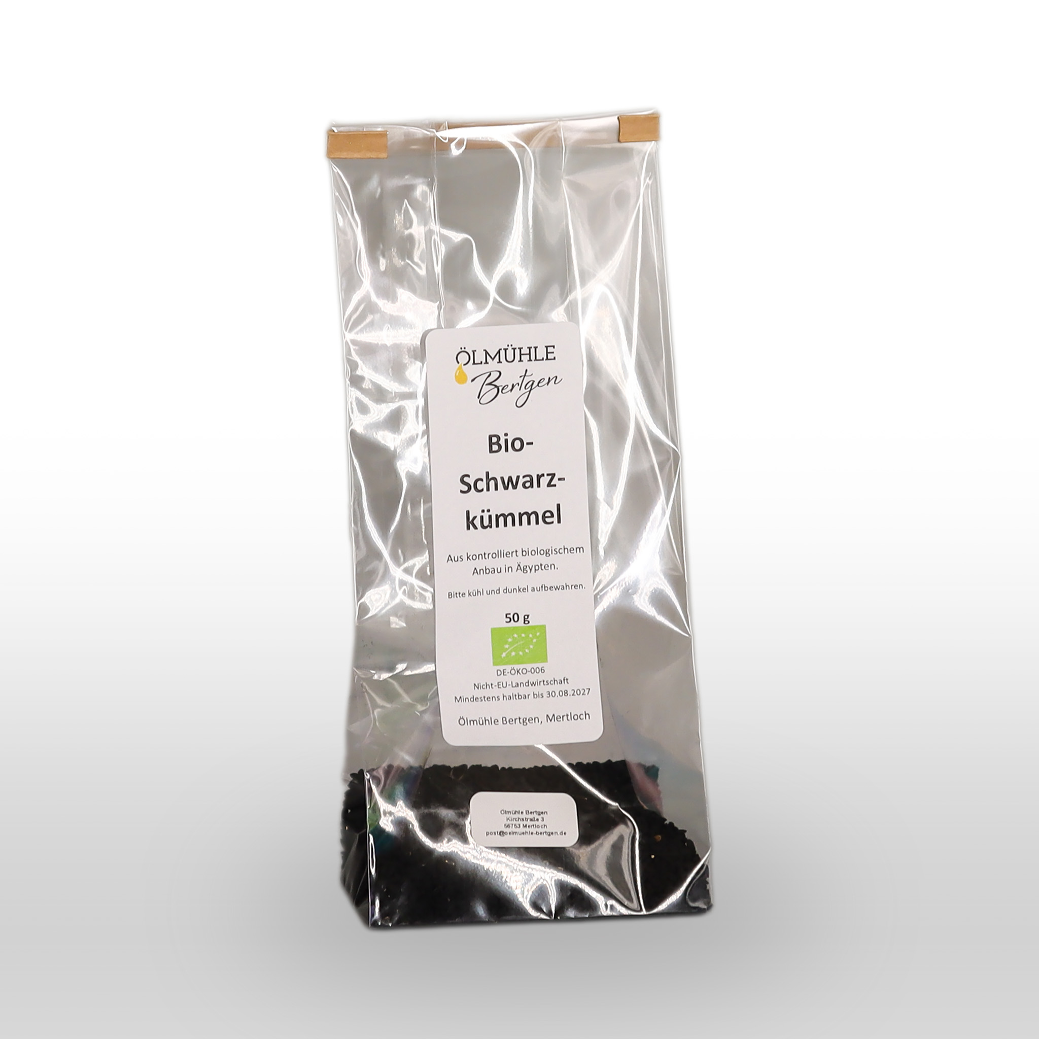 Eine durchsichtige Plastiktüte mit der Aufschrift "Bio Schwarzkümmel" von der Ölmühle Berghen, die 500 g Bio-Schwarzkümmel enthält.