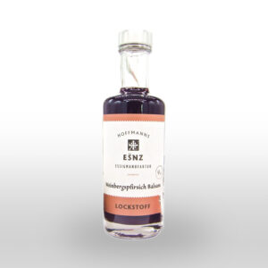 Eine Klarglasflasche mit der Aufschrift "Hoffmanns Essenz Weinbergspfirsich Balsam Lockstoff", die eine dunkle Flüssigkeit enthält, dargestellt auf einem weißen Hintergrund mit Farbverlauf.